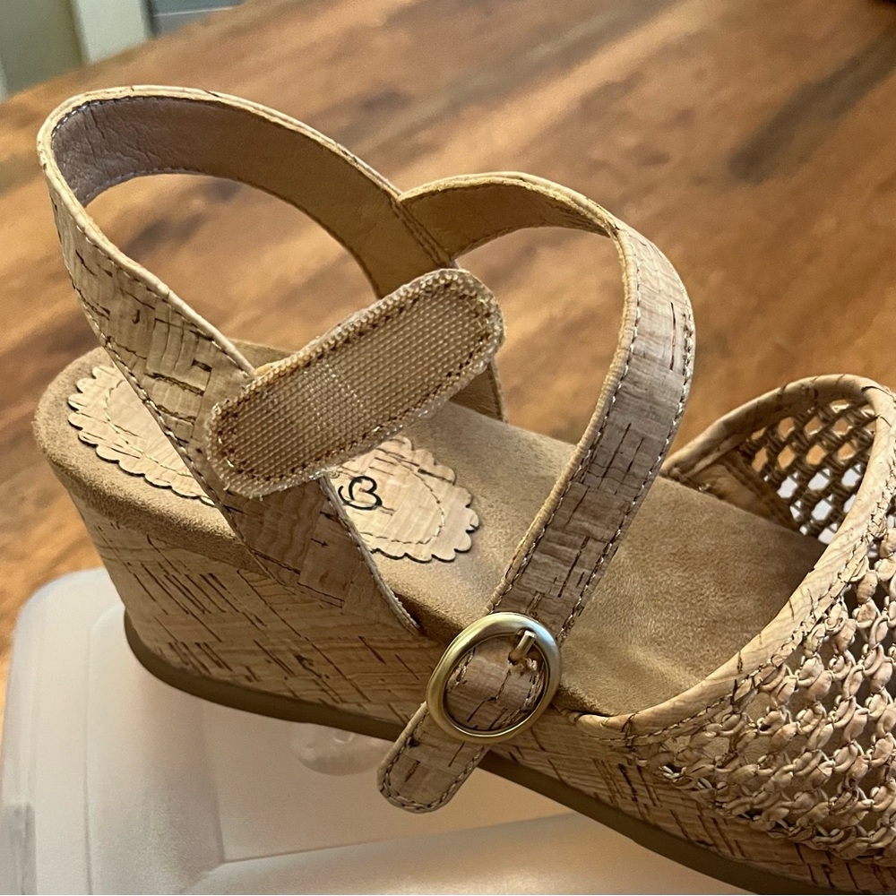 BareTraps Beige Woven Sandals - Picture 4 of 7